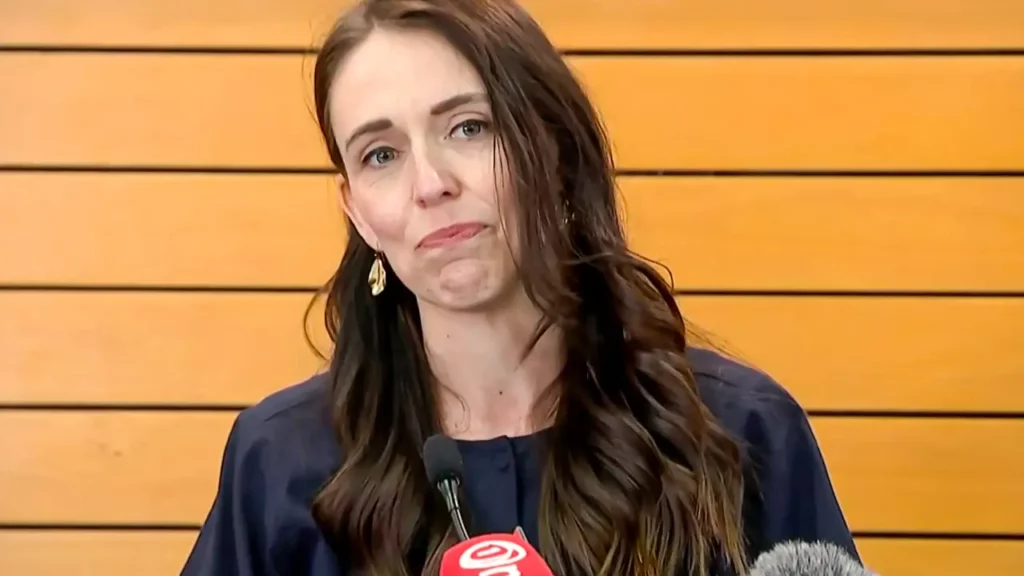 Jacinda Ardern visivelmente emocionada durante coletiva