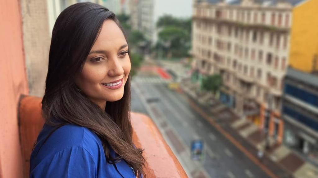 Mulher de 40 anos sorrindo com serenidade, representando superação, maternidade e recomeço. Adriana Cardoso vida aos 40 após o câncer