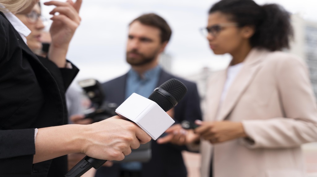 Equipe de jornalistas em redação colaborativa, simbolizando o coletivo que move a notícia