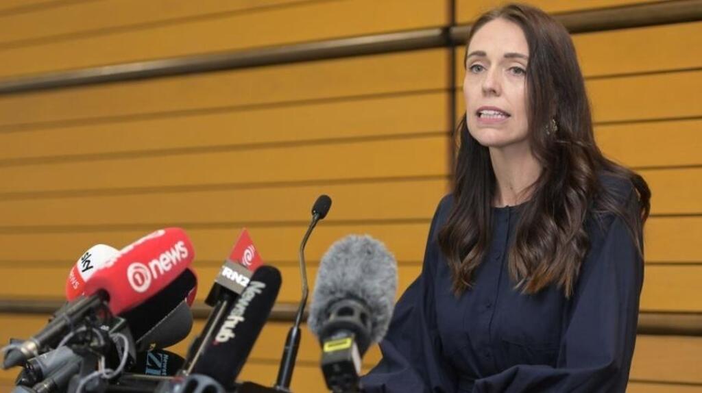 Jacinda Ardern emocionada em coletiva de imprensa anunciando sua renúncia ao cargo de primeira-ministra da Nova Zelândia.