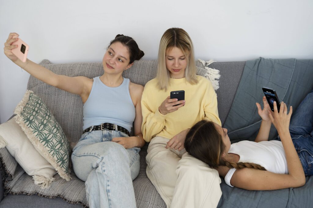 Cérebro e corpo humano sobrecarregados por excesso de dados e notificações